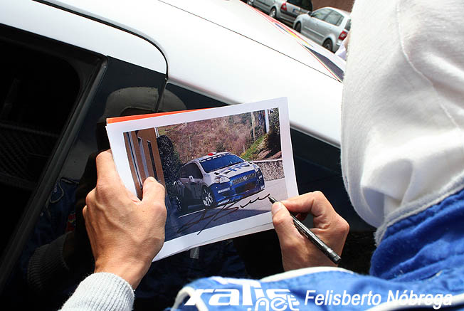O basso a autografar uma foto para o nosso amigo Pedro