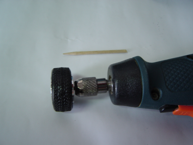 Como ha diversos tipos de rodas as vezes aquela adaptação não dá para este tipo de roda , pode-se utilizar para estes casos um palito com um pedaço de papel enroscado do palito e embutir na roda !!!!