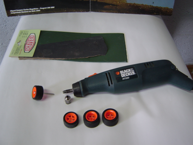 Material : Um Black &amp;amp; Deker , Lixa , um adaptador para segurar a roda ao aparelho que normalmente vem logo com aparelho deste tipo, e rodas de kit para lixar!!!!