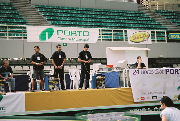 O nosso amigo Pedro, concentradíssimo, é o primeiro a contar da direita, dos que estão em pé :)