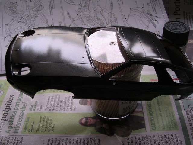 Pintado e envernizado. Metallic black + TS-13 Clear