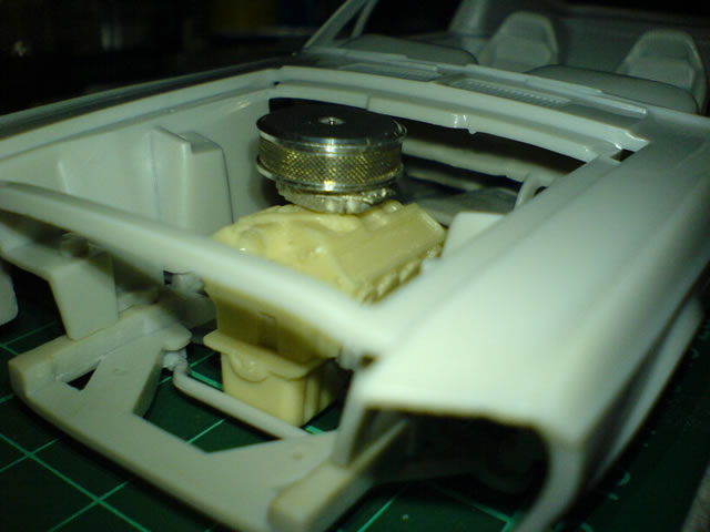 Mais uma foto do motor com o carburador e o filtro.