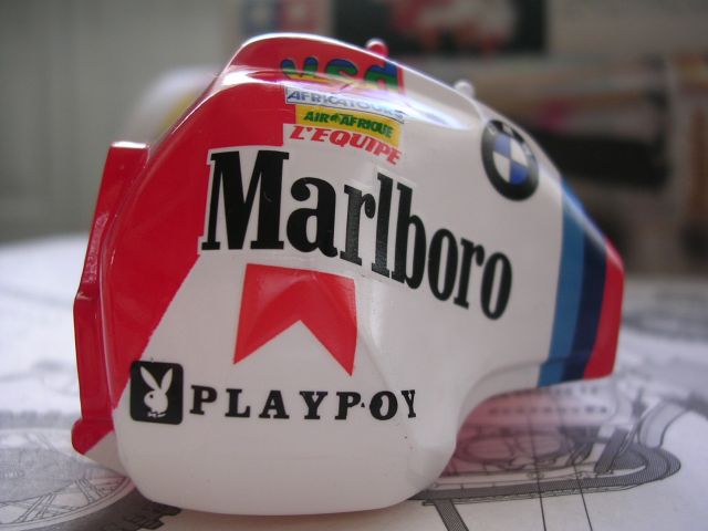 Deposito com todos os decalques e verniz. O B partiu-se, terá de ser pintado