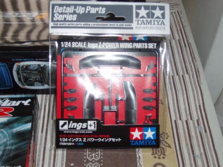 Z-Power Wing Parts set, são 3 airlons com 3 medidas diferentes de altura, Photo-etched seat belts, Photo-etched hood catch pin, Carbon pattern decal e Photo-etched tow hook.