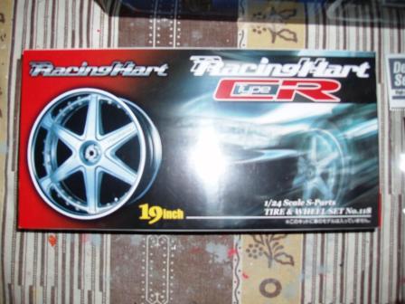 Pneus e jantes Low Profile RacingHart type CR 19 polegadas.