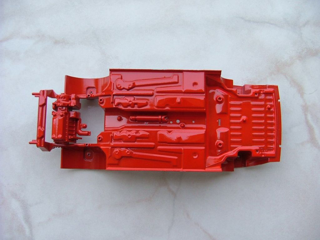Chassis é prata por dentro e vermelho por baixo.