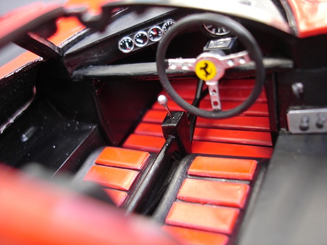 O símbolo da Ferrari torto já foi corrigido...