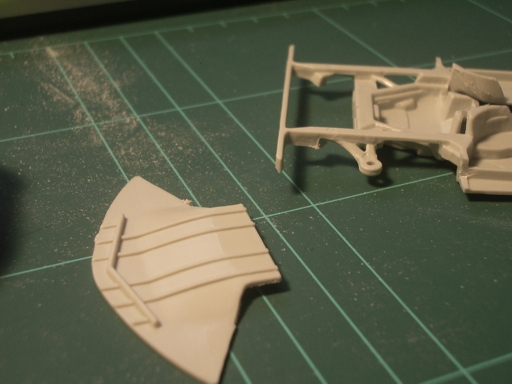 De forma a evitar problemas na montagem final, alterei o chassis e o interior.<br />Assim o encaixe depois de pintado já fica facilitado.