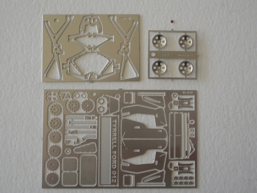 As foto-gravuras são, para mim, sem dúvida a base do kit pois permitem efectuar uma montagem sem problemas de maior já que encaixam sempre na perfeição e com uns pormenores e perfeição muito elevados.Com o interior das jantes já pré-formados a permitir um