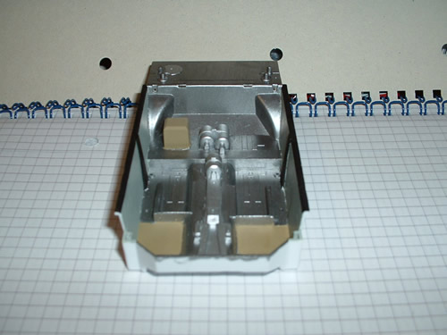 Este é o &amp;quot;chassis&amp;quot; depois de pintado e pronto a receber os painéis das portas, (que já estão pintados) bem como o travão de mão e a manete das velocidades (também terminados), os bancos (em acabamento)e os decalques interiores (achei um belo por