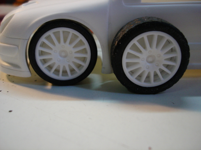 diferença entre os pneus de origem e os da tamiya