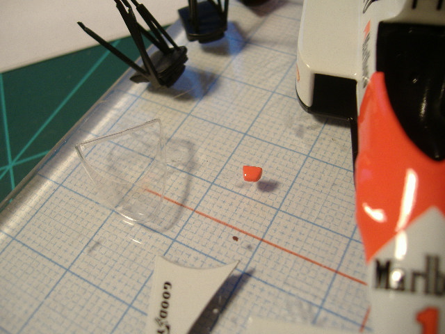 o vidro está quase pronto para colar, o retrovisor mede cerca 2,5mm e falta colocar o espelho