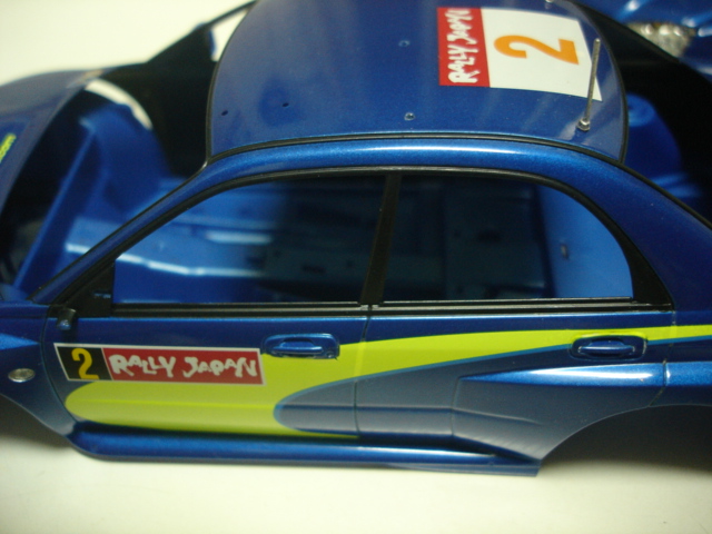 Este é o subaru do rally do japão 2004 pintado da mesma maneira.Depois pinto a pincel com o preto acetinado da humbrol