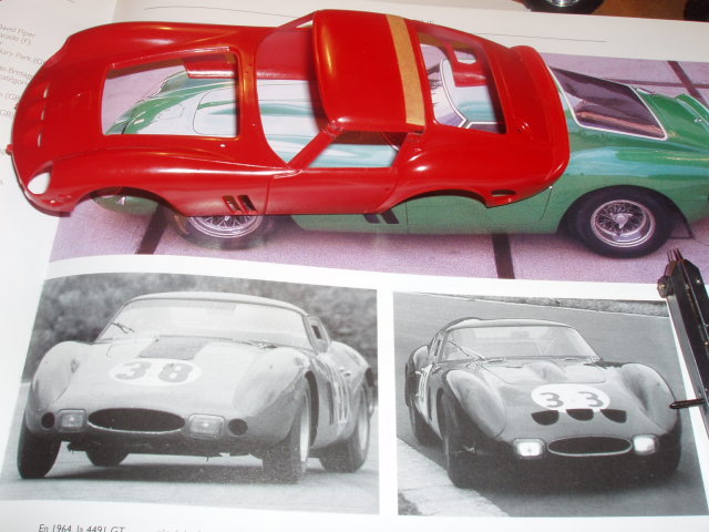 Base Italeri para o GTO Lowline - foto do carro original em fundo