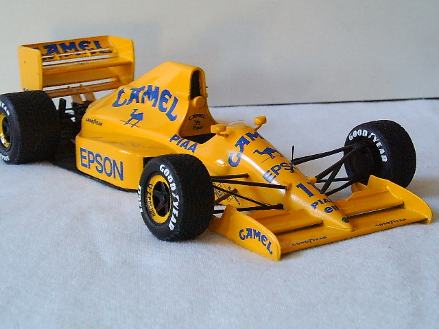 Lotus 101t que o Nelson usou em Adelaide em 1989, naquele dilúvio.
<br />Kit Modelers com pneus de chuva.