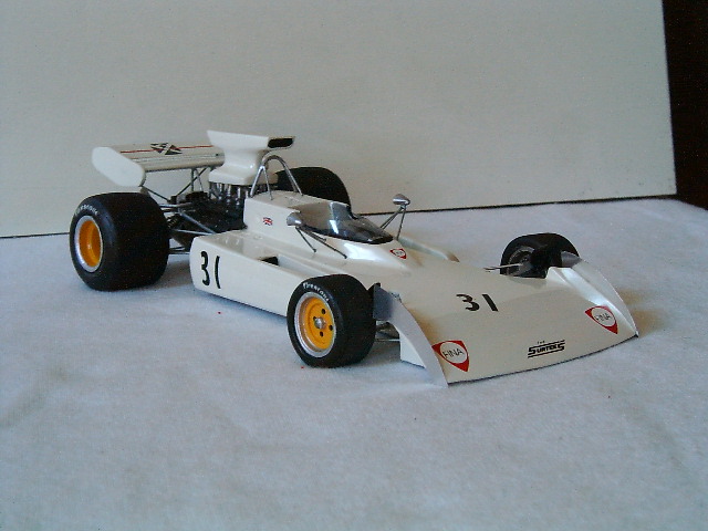 Surtees TS14, kit da marca Alfa (outra marca brasileira de kits em resina). Creio que as rodas não são amarelas como aí estão, mas como vou montar também  a versão azul do Carlos Pace, que tem rodas amarelas, vou fazer um transplante...