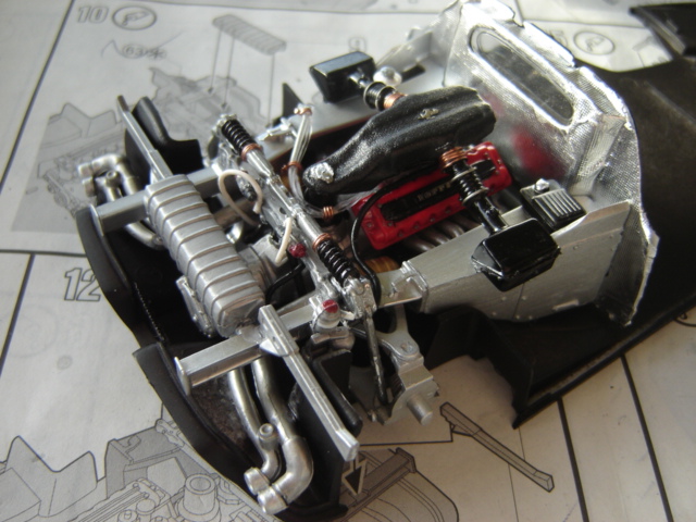 Motor completo e montado com a firewall forrada a papel de prata de Marlboro's.