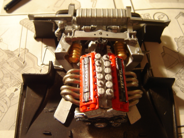 Motor acabadinho de apoiar no chassis: tubos de escape em chrome silver (Humbrol 11) com banho leve de Titanium Gold (Tamiya)