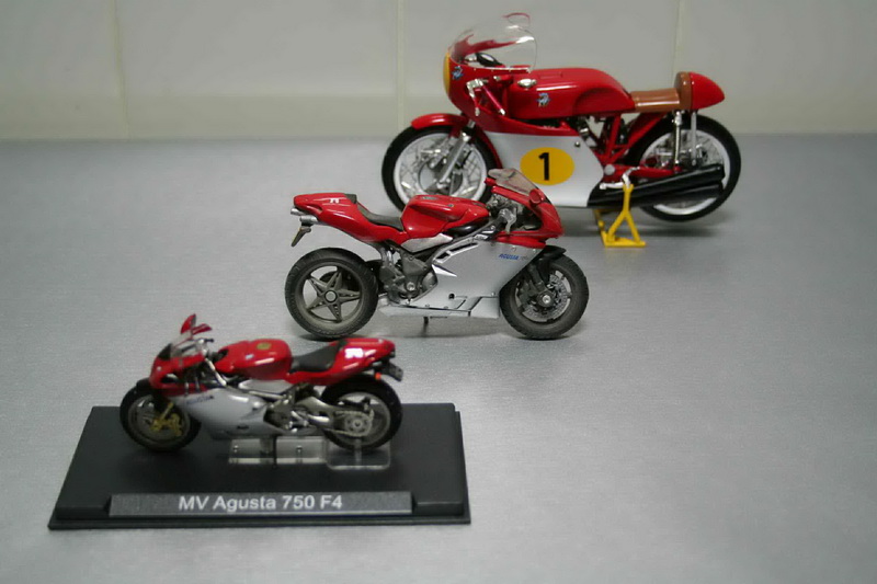 outra perspectiva , a maior é à escala 1/12 - é a MV Agusto de 1967 do Giacomo Agostini