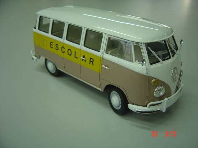Kombi da Revell utilizada no Brasil para transporte de crianças