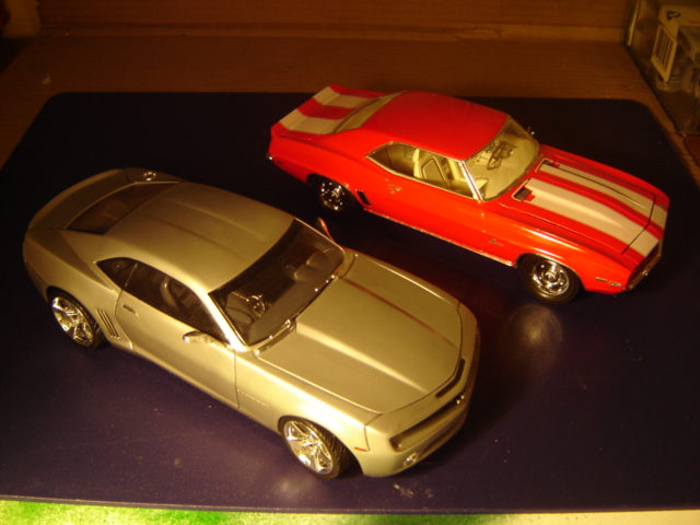 Chevrolet Camaro Concept (2005) - AMT e Chevrolet Camaro Z/28 (1969) - Revell