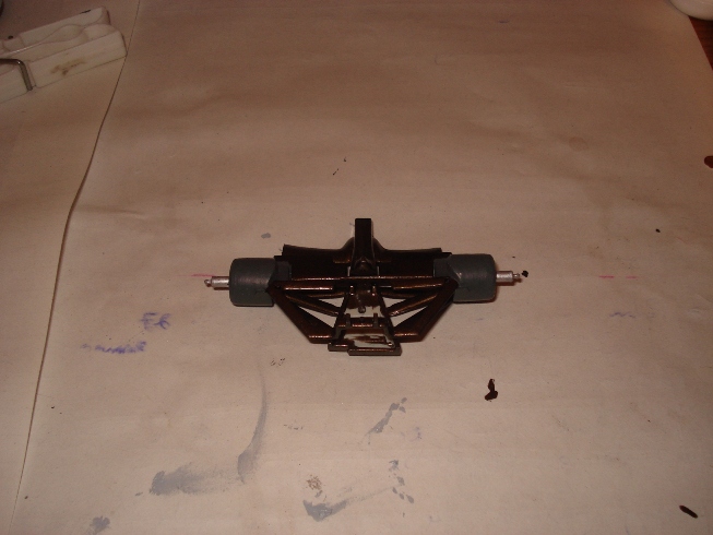 Só depois de já ter este conjunto de peças pronto e colado ao motor é que me apercebi de que esquecera dos diversos decalquer a imitar carbono... Vai de desmontar tudo outra vez...