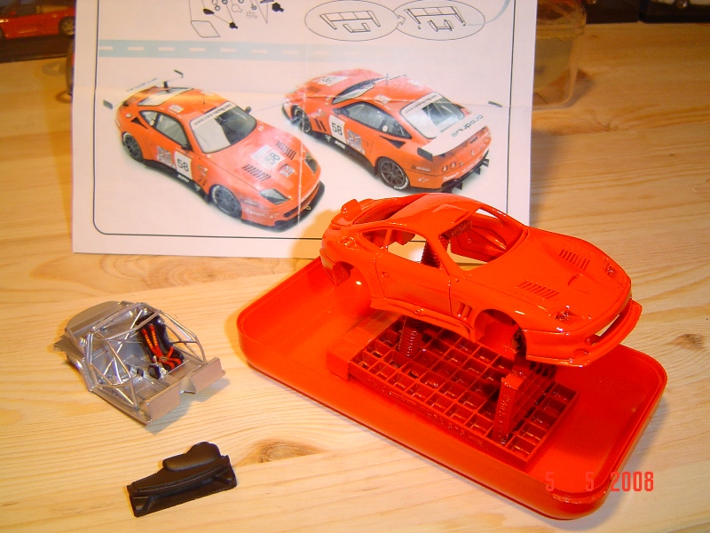 O Ferrari 550 Milénio.<br />Este projecto está vai para 2 a 3 anos em construção devido a dificuldades na pintura da carroçaria no qual tirei proveito neste fórum pois a latinha da tamiya aquecida dilui e de que maneira a tinta deixando-lhe um aspecto de metalizada.