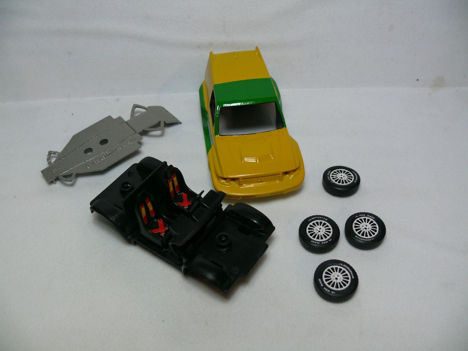 Miniatura já pintada em fase de montagem.JPG