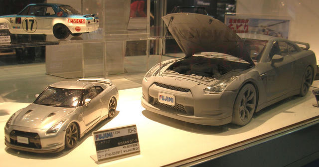 pois,e um skyline mas reparem no outro que ta ao lado.uma dica,NAO E EM 1/43.a fujimi perdeu o juizo e vai lancar um em 1/12