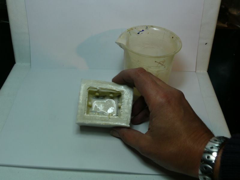 10 Um pouco de silicone para eliminar as bolhas de ar.JPG
