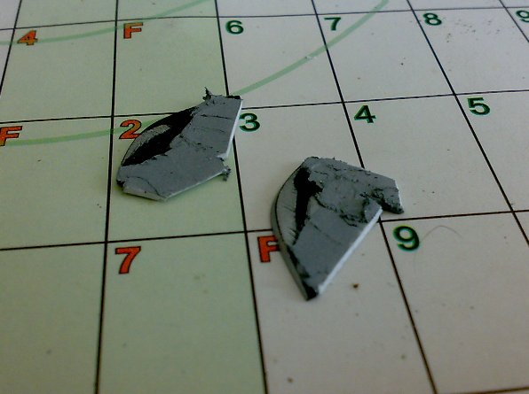 A base tem de ser um pouco maior para poder trabalhar melhor e para poder colar melhor as peças. Usei evergreen e Putty Tamiya.