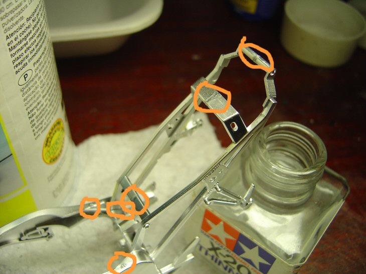 podem a ver como pode ser utilizada a tinta cromada do aki para esconder os pontos de colagem e ejecção da árvore, q geralmente ficam pretos