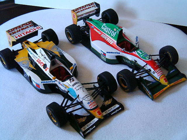 Comparação entre o kit Tamiya e o modificado.