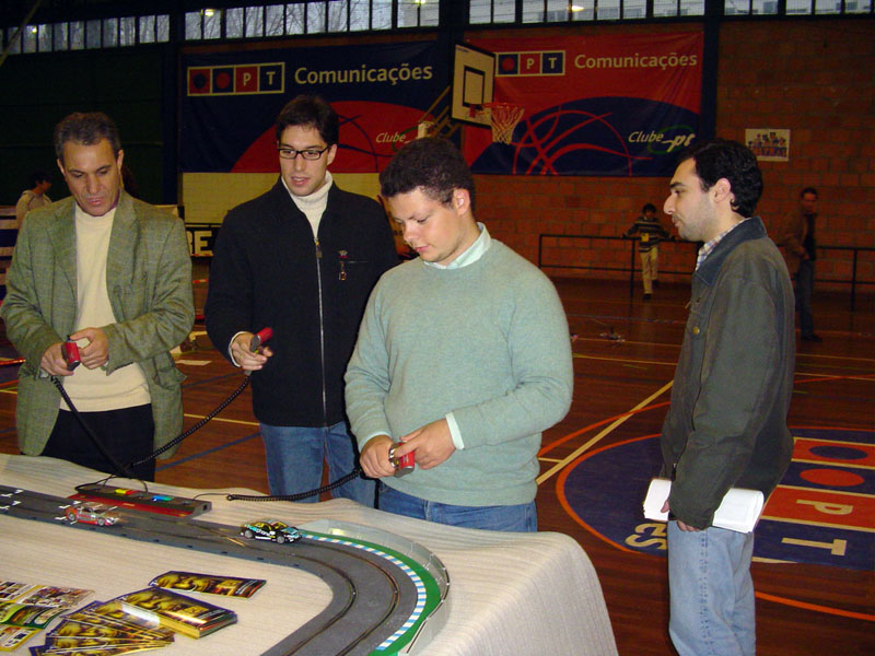 o meu mano a experimentar o sistema digital de slots da scalextric. ca ganda vicio.