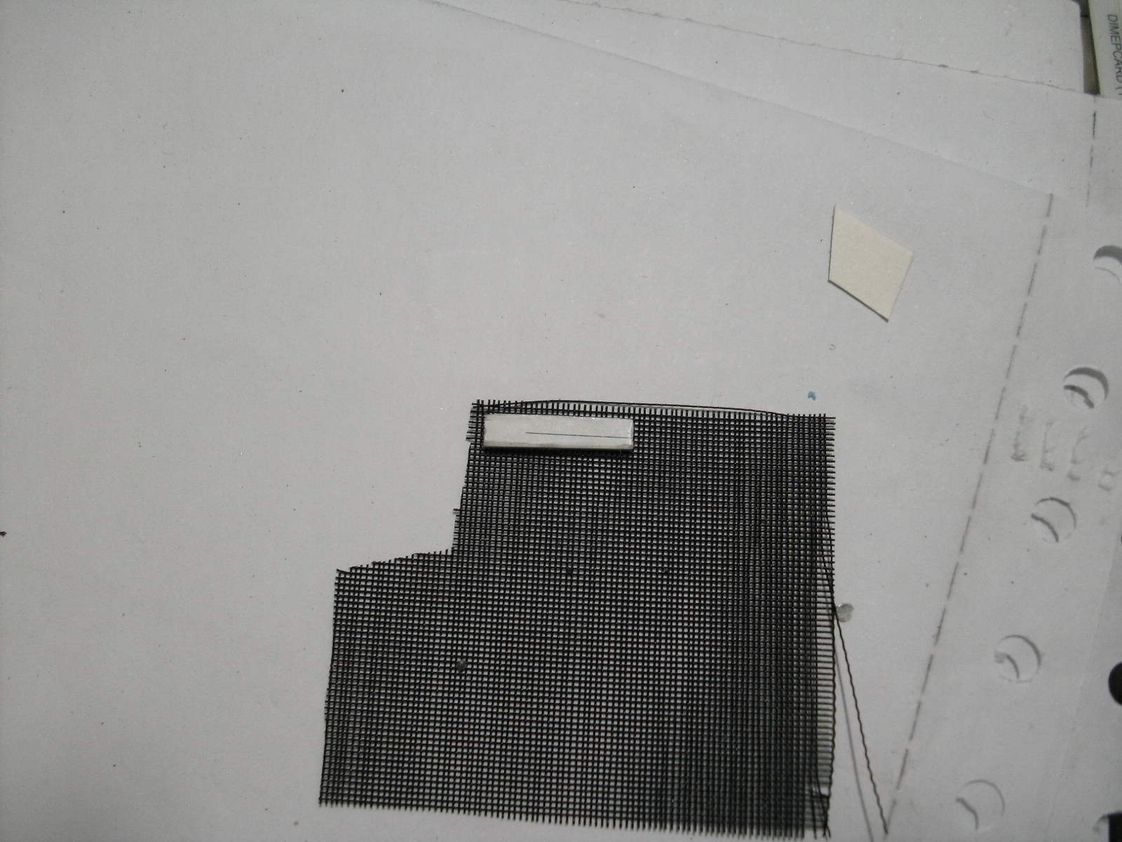 colei um pedaço de plastico numa tela