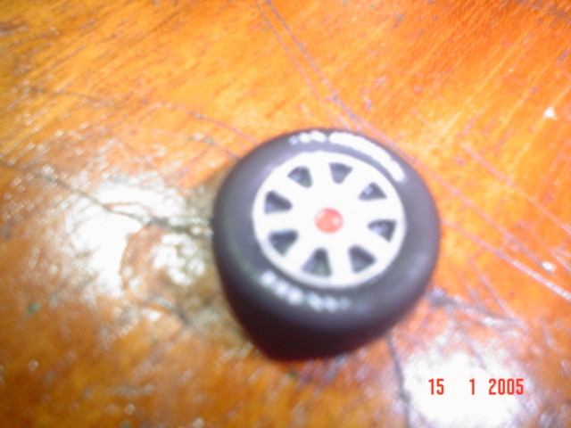 Roda. A peça era única, roda+pneu juntos, e veio injetada em vermelho.