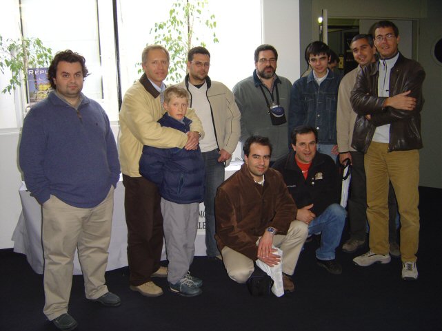 Os membros do fórum Automodelista da Esq. p/ a Dir. Kitmotors, Dourado, Balek, ProfSM, Zé, Rui Mendes, Patrick- em baixo - NoBrakes, Nmiguel