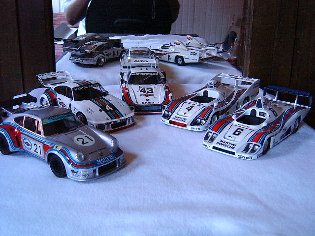 Estão aqui juntos os Porsche-Martini já montados . Ainda tenho por aqui na versão em branco o mais bonito deles, o 917, vou ver se encontro para comprar o mesmo carro na versão em prata para adicionar à série.