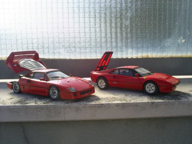 E aqui os meus dois Ferrari da Italeri - O F40 foi concluído há uns aninhos...
