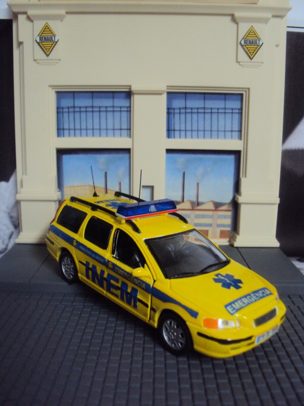Volvo V70 INEM.JPG