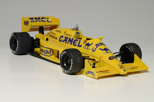 Lotus 99T Tamiya 1/20. Modelo do carro pilotado por Ayrton Senna no GP de Monaco de 1987. Modelo com detalhes tipo fiaçao eletrica, cintos de segurança, linhas de freio, linhas da suspensão eletronica, etc.