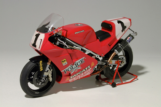 Ducati 888 Tamiya 1/12. Montagem da caixa. Minha primeira moto montada.