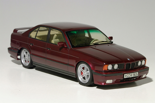 BMW M5 Fujimi 1/24. Montagem da caixa com adição de limpadores de parabrisa em photoetch.