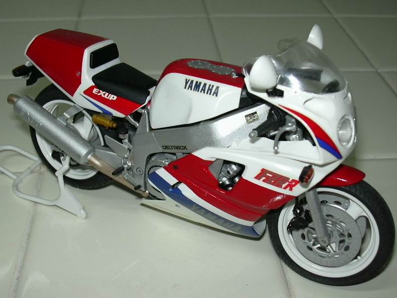 Yamaha FZR 750 R_02.jpg