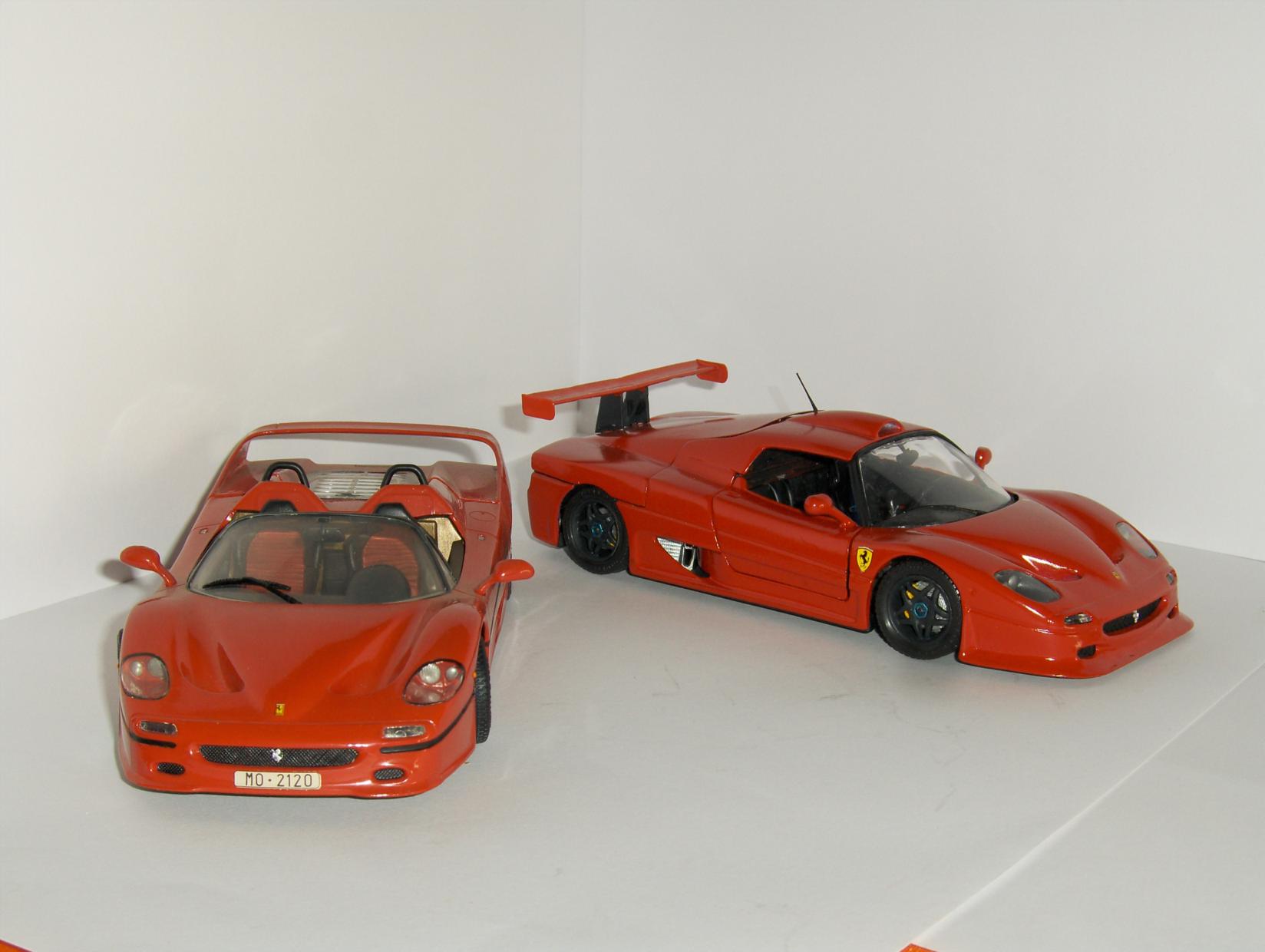 As duas peças depois de ter acabado o Burago F50 Gt ( com verniz )