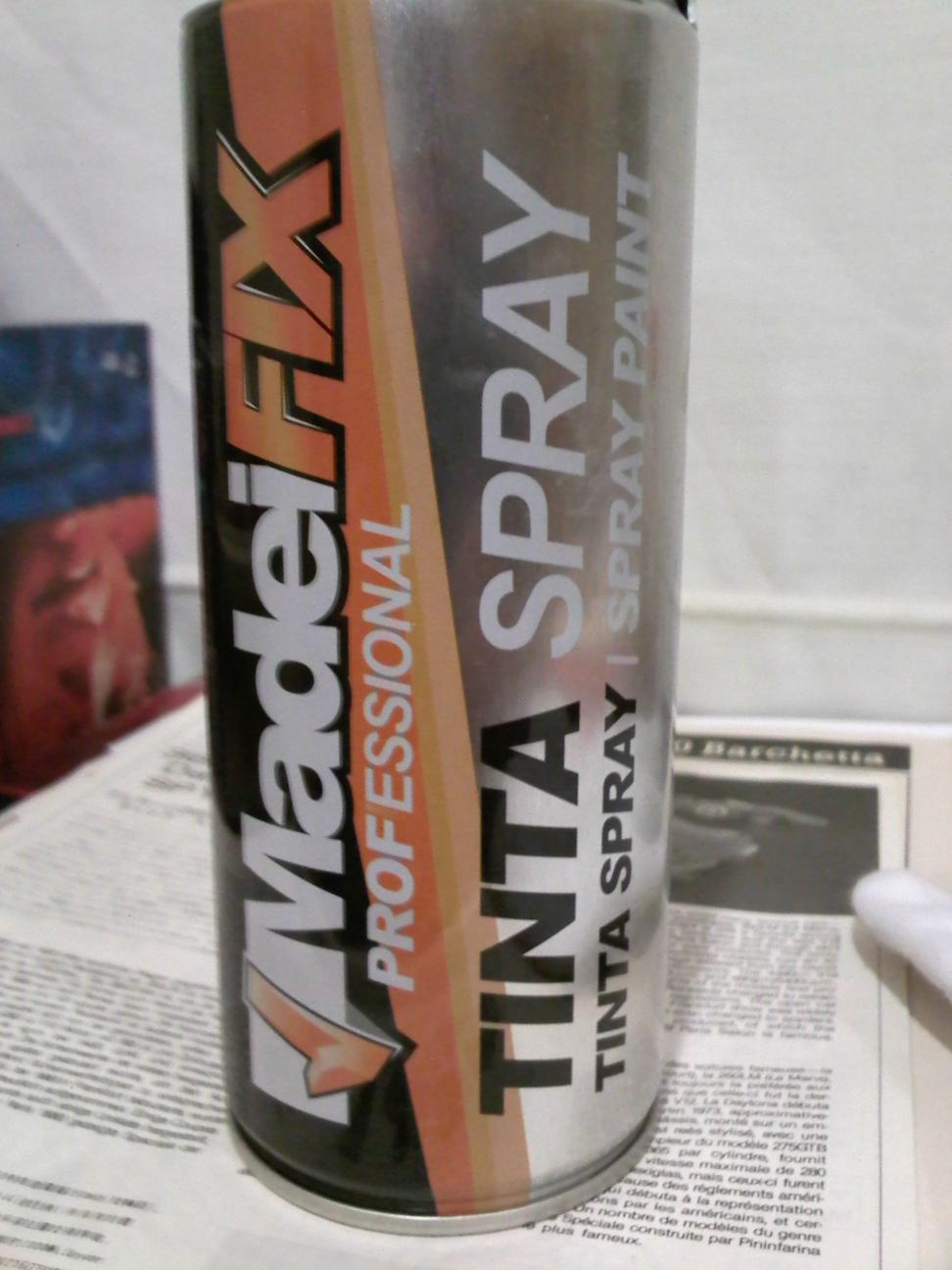 O verniz usado foi este, não encontrei da marca que aqui tenho lido que usam, msa exprimentei e não reagem nem com as tintas nem com os decalques, exprimentei com tintas de spray tamiya e também não reagiu, tem 400 ml e custou 3,5 euros