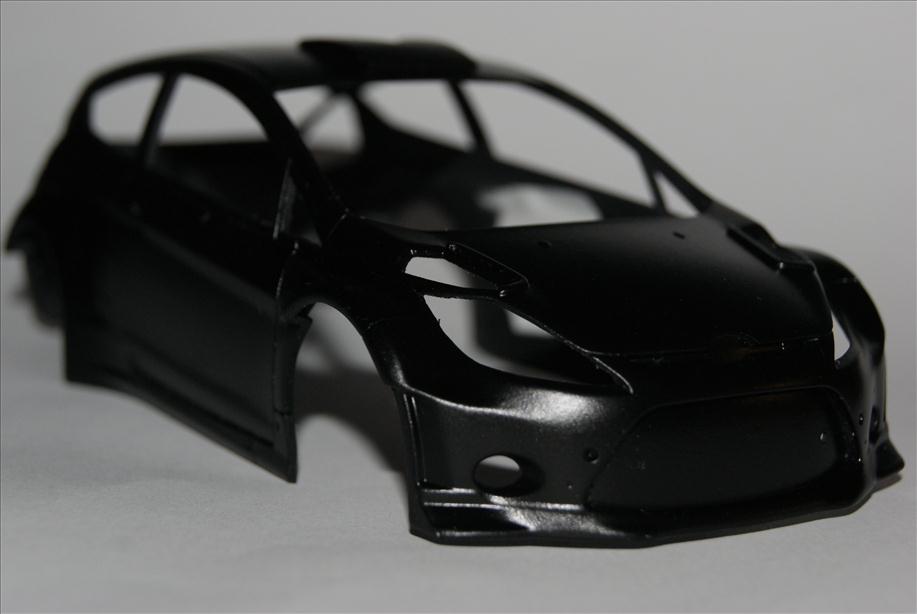 Preto, mais ou menos baço, espero que a camada final de verniz matt dê um pouco mais de baço