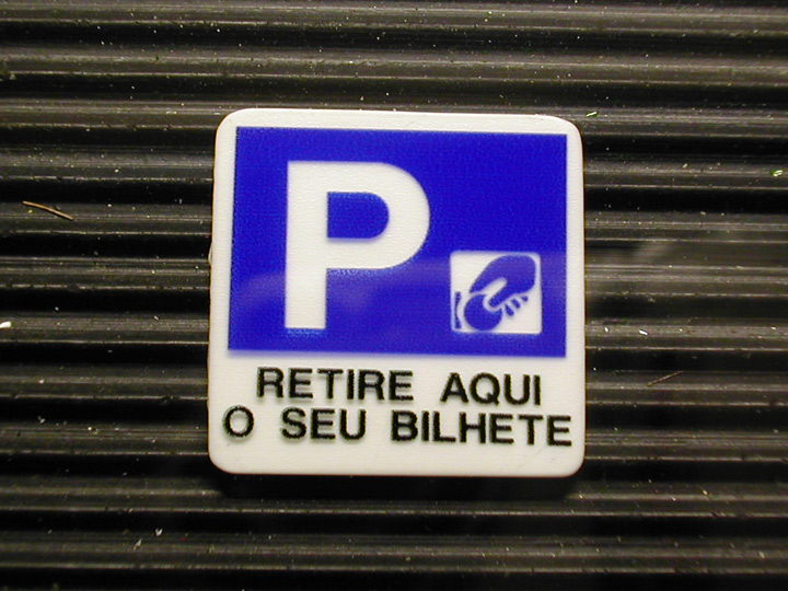 Sinal do parquimetro impresso em folha transparente para ser colado à placa de Styrene.