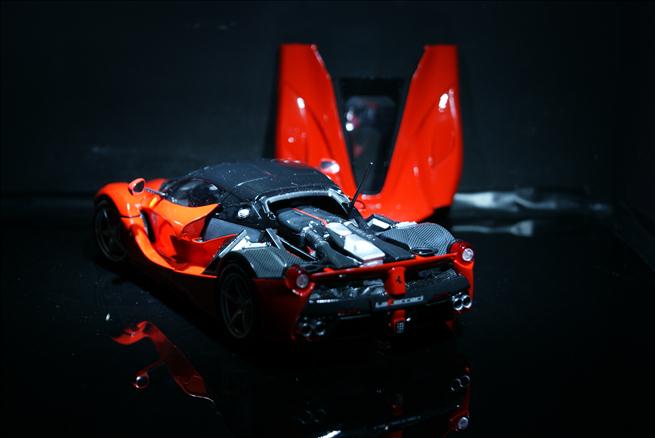 Sem capot motor para se puder ver melhor, mas é de abrir e fechar