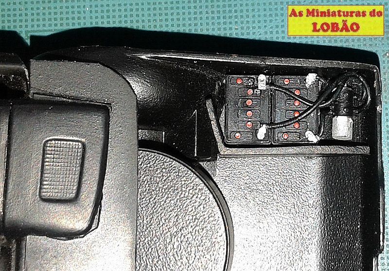 Pormenor das duas baterias e relé para conversão 12-24V